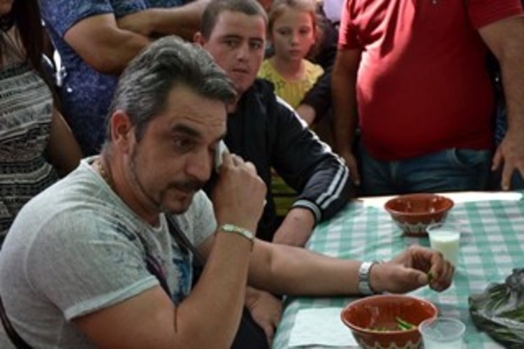 Атракция на празника беше надяждането с люти чушки СНИМКА: Ненко Станев  