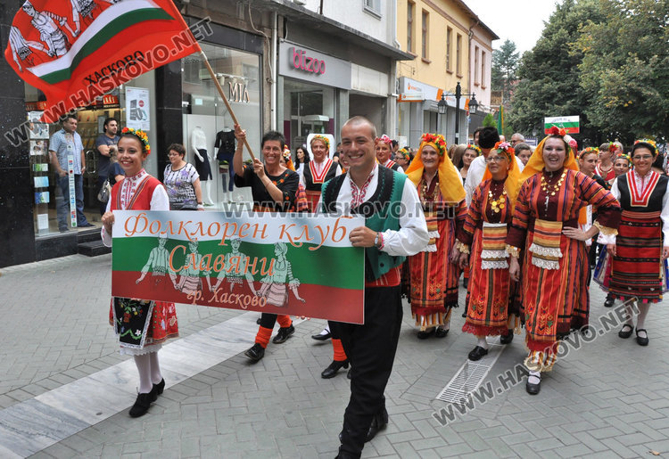Певци и танцьори дефилираха с носии по центъра на Хасково