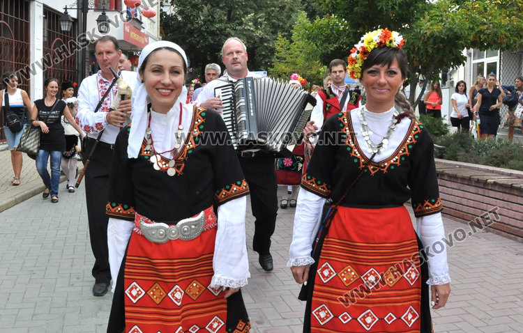 Певци и танцьори дефилираха с носии по центъра на Хасково