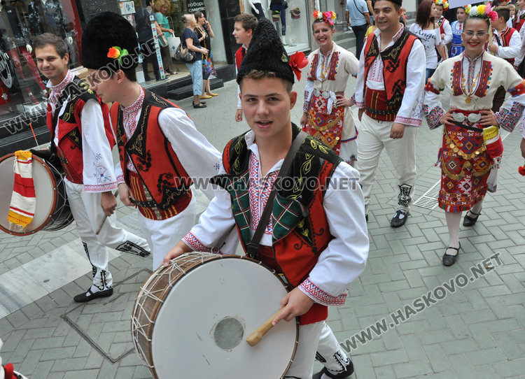 Певци и танцьори дефилираха с носии по центъра на Хасково