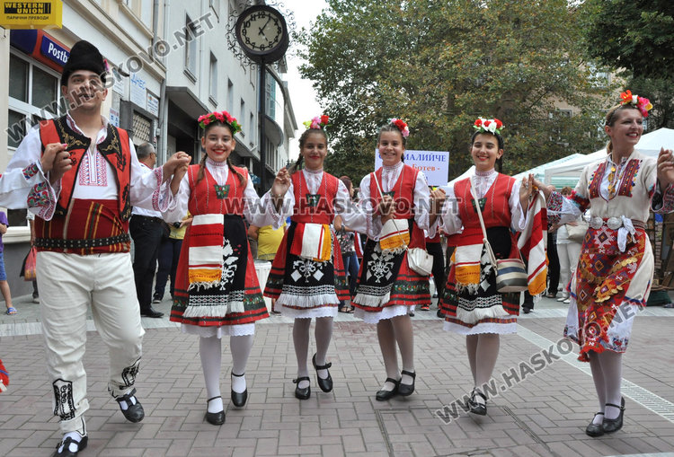 Певци и танцьори дефилираха с носии по центъра на Хасково