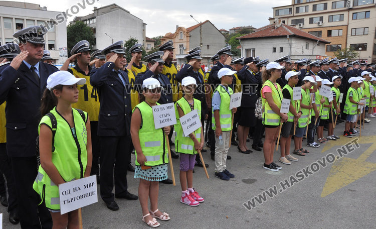 58 полицаи въртят гуми пред министъра и главсека на МВР