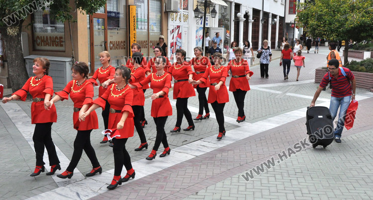 Певци и танцьори дефилираха с носии по центъра на Хасково