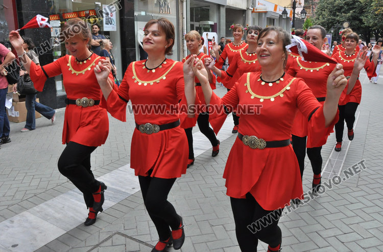 Певци и танцьори дефилираха с носии по центъра на Хасково