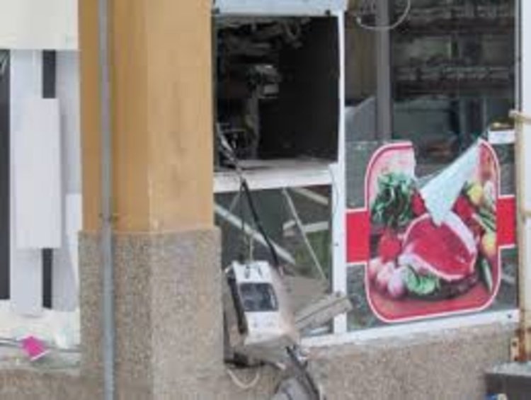 Взривиха банкомат в Русе, унищожен е магазин