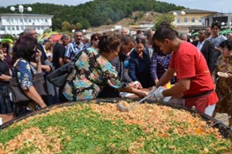 600 порции миш-маш бяха раздадени на празника на чушката в Кирково СНИМКА: Ненко Станев  