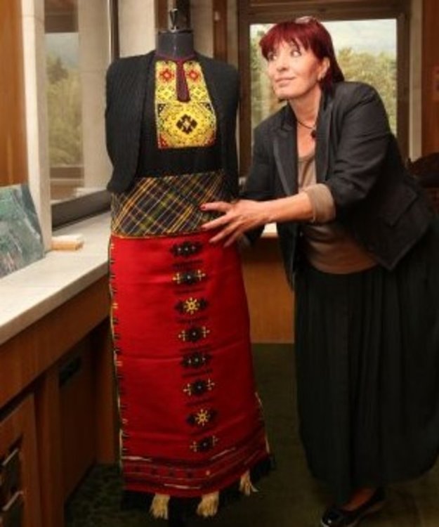 Сътрудничка на НИМ показва дарената уникална сакаро-елховска носия. Сн.: "Труд"