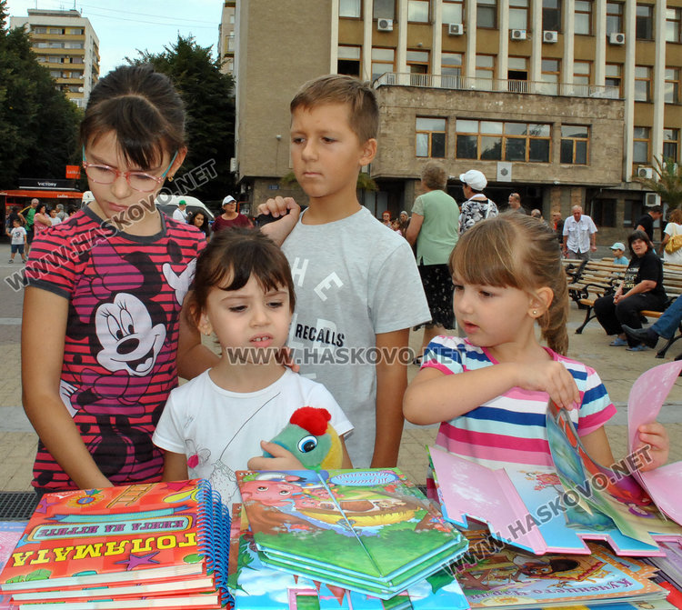 Децата на Хасково спасяват планетата, опашки за книги на площада