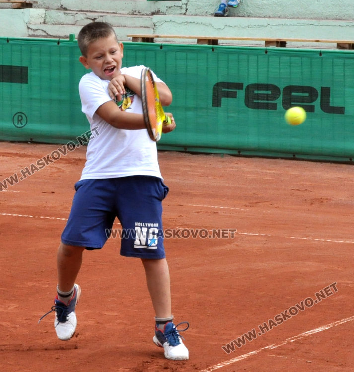 10-годишни мерят сили в състезание по тенис на „Юнак“