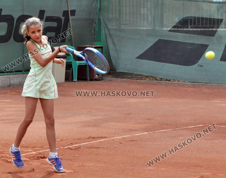 10-годишни мерят сили в състезание по тенис на „Юнак“