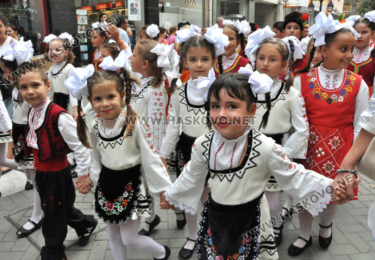 Певци и танцьори дефилираха с носии по центъра на Хасково