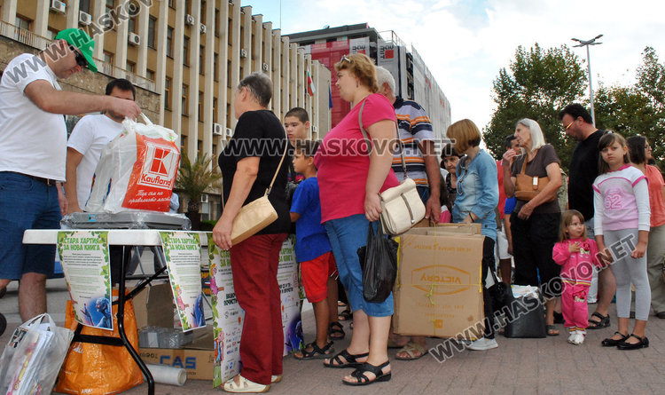Децата на Хасково спасяват планетата, опашки за книги на площада