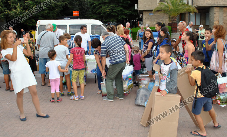 Децата на Хасково спасяват планетата, опашки за книги на площада