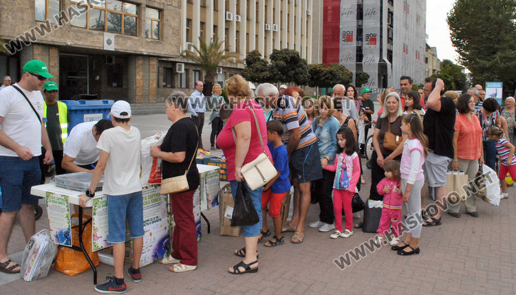 Децата на Хасково спасяват планетата, опашки за книги на площада