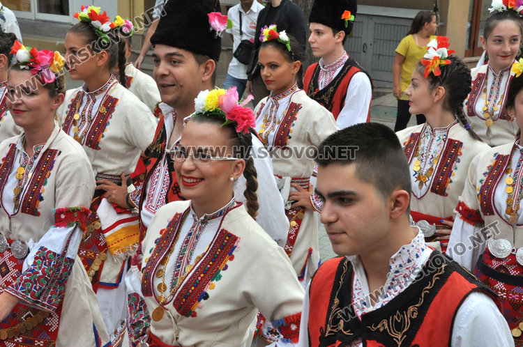 Певци и танцьори дефилираха с носии по центъра на Хасково