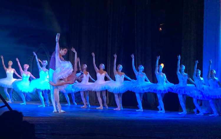 Веса Тонова в "Лебедово езеро" на хасковска сцена (видео)