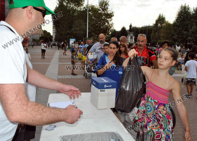 Децата на Хасково спасяват планетата, опашки за книги на площада