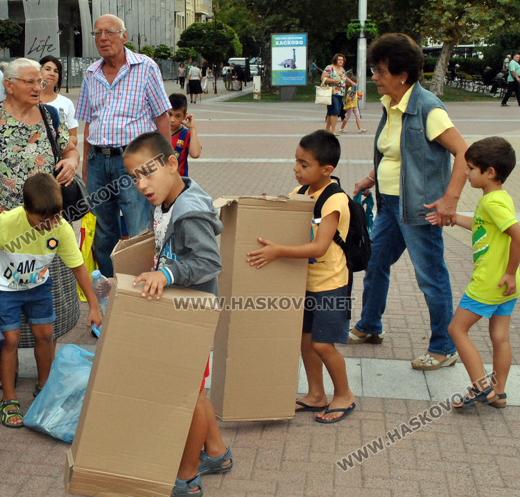 Децата на Хасково спасяват планетата, опашки за книги на площада