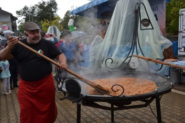 Гигантски миш-маш сготви в Кирково Ути Бъчваров СНИМКА: Ненко Станев  