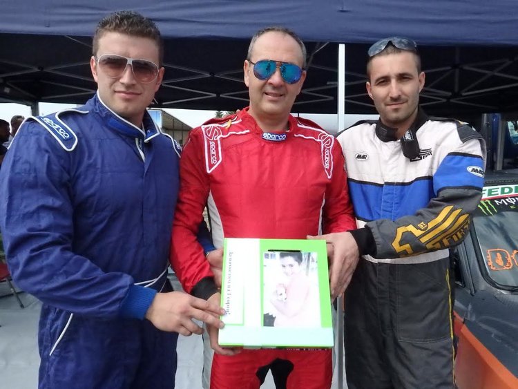 Иван Демирев (в средата) предостави лично дарение в помощ на Гошко