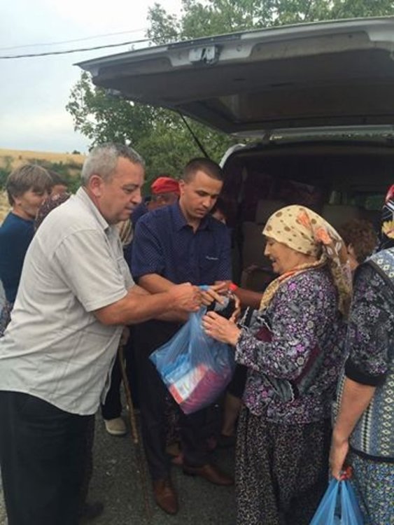Общинският съветник Ферди Мурад дари пакети храна на жителите на село Охлювец