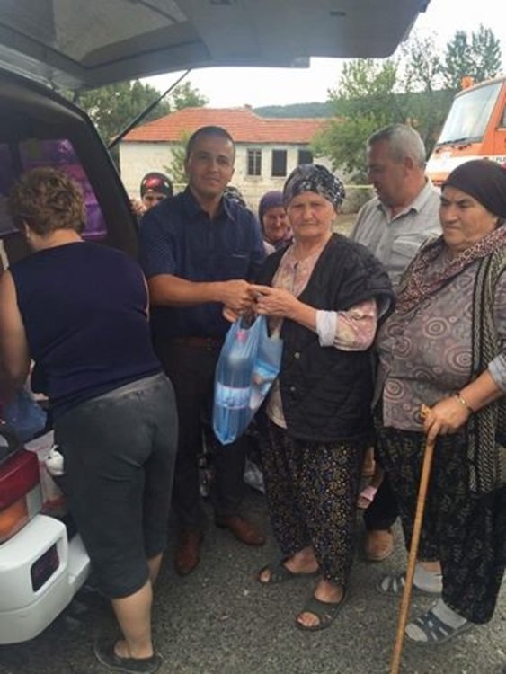Общинският съветник Ферди Мурад дари пакети храна на жителите на село Охлювец