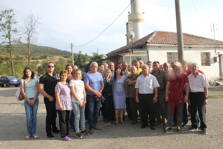 Цвета Караянчева на курбан за здраве в чернооченското село Бели вир 