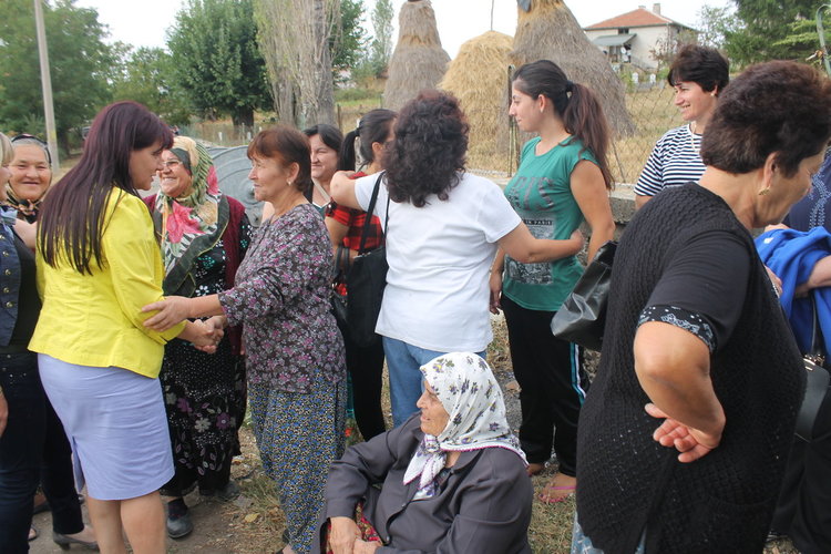 Цвета Караянчева на курбан за здраве в чернооченското село Бели вир 