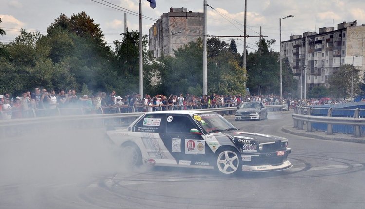 Дрифт състезатели от Димитровград подкрепиха лечението на 10-годишно момче