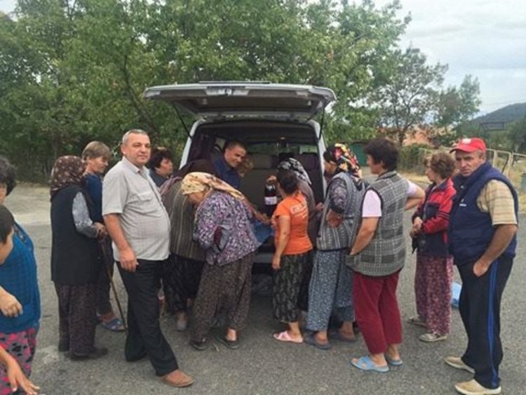 Общинският съветник Ферди Мурад дари пакети храна на жителите на село Охлювец