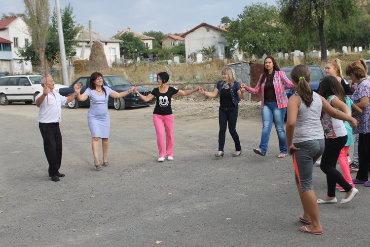 Цвета Караянчева на курбан за здраве в чернооченското село Бели вир 