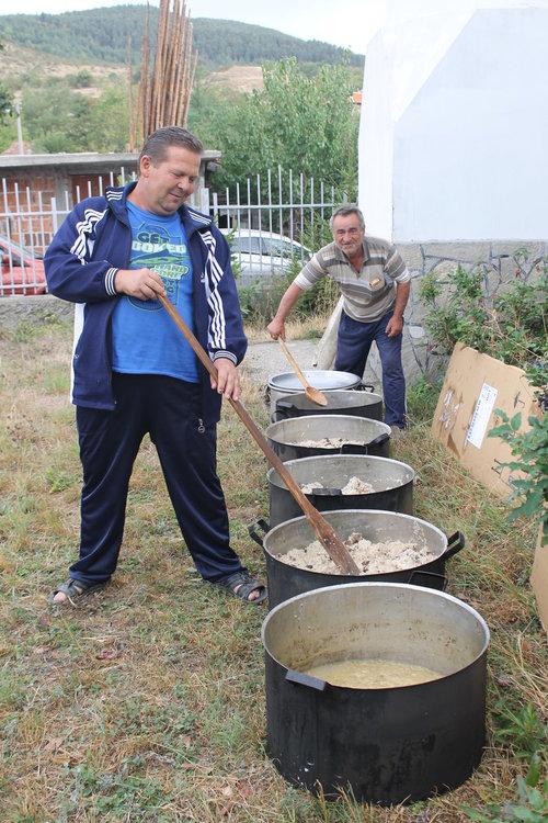 Цвета Караянчева на курбан за здраве в чернооченското село Бели вир 