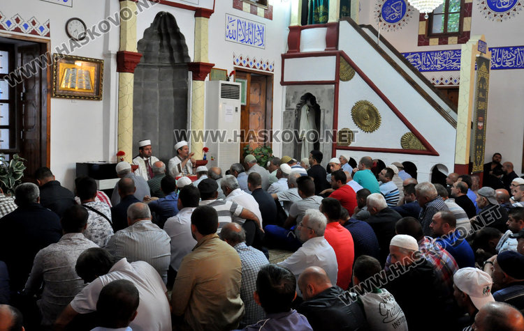 Джамията в Хасково отесня за Байрама, молят се на улицата