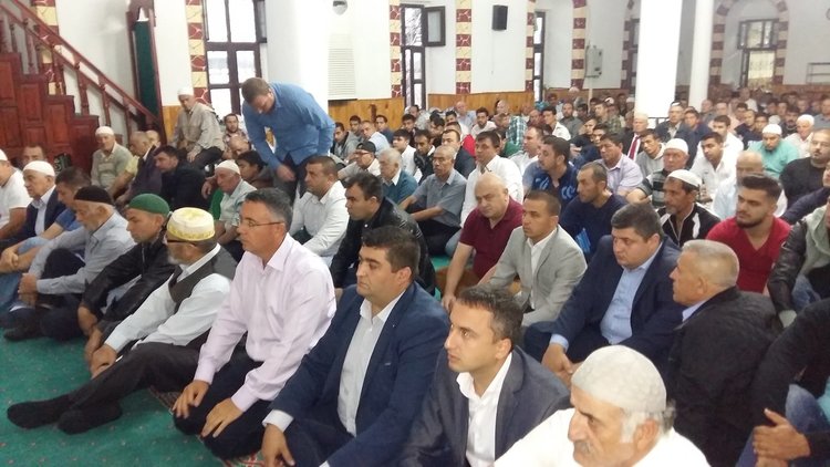 Стотици мюсюлмани препълниха градската джамия в Кърджали