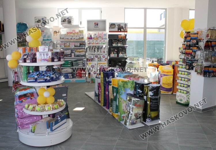 Комплексът разполага и със зоомагазин