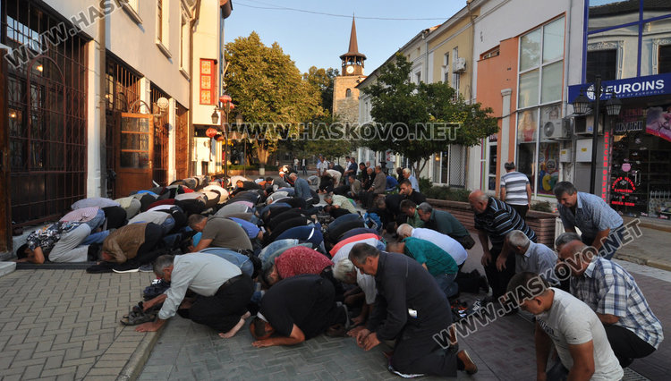 Джамията в Хасково отесня за Байрама, молят се на улицата