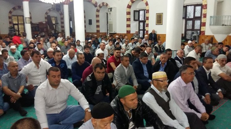 Стотици мюсюлмани препълниха градската джамия в Кърджали