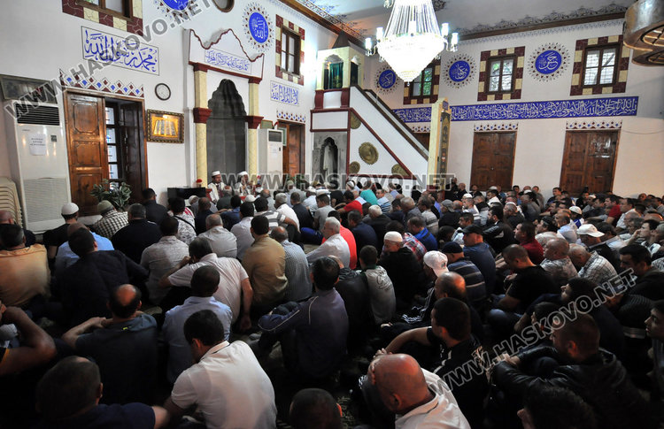 Джамията в Хасково отесня за Байрама, молят се на улицата