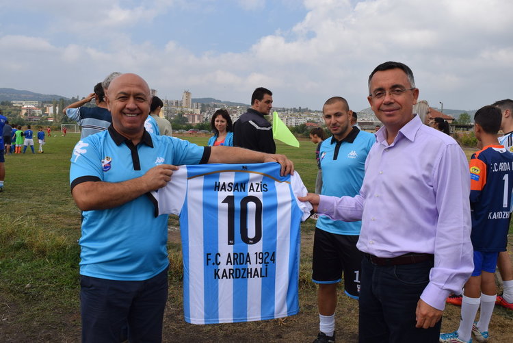 Кметът облича фланелката на "Арда 1924"