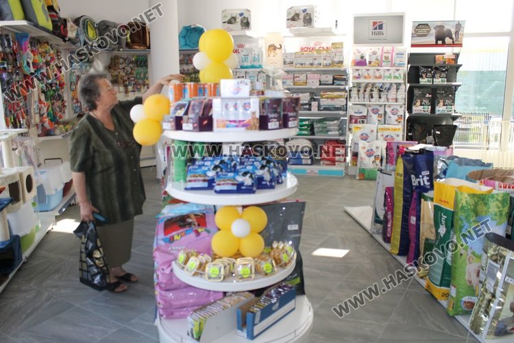 Богато разнообразие от храни и аксесоари за животни се предлагат