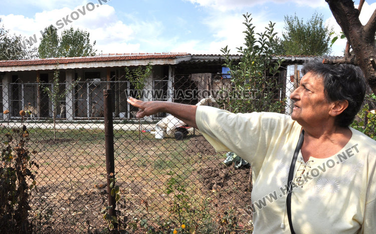 Иванка Иванова показва кучкарника в двора на съседите й