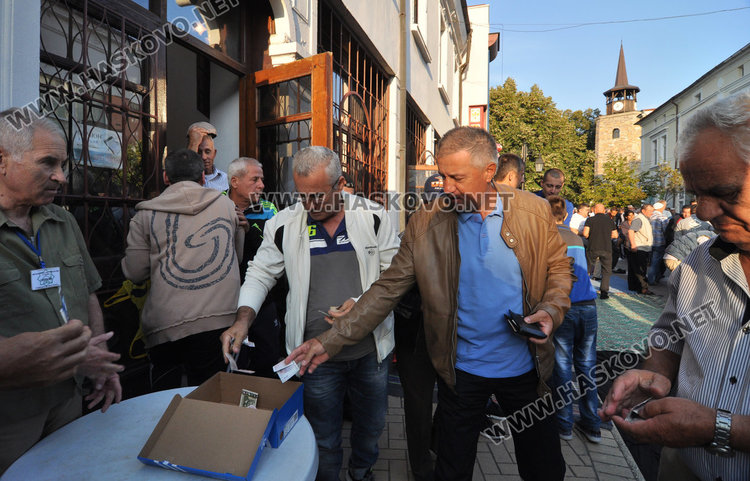 Джамията в Хасково отесня за Байрама, молят се на улицата