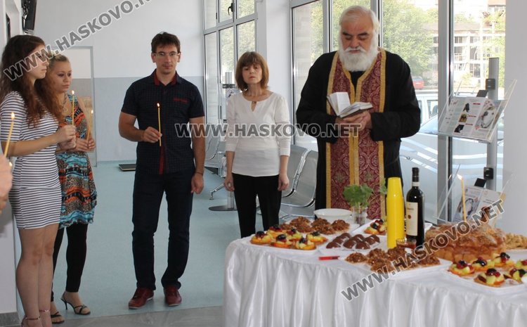 Водосвет постави началото на работата на клиниката и магазина