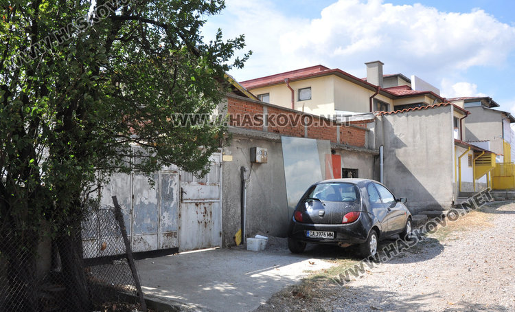 Кучкарник с 30 животни влудява хасковски квартал