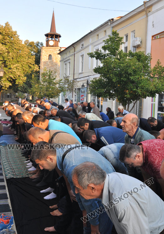 Джамията в Хасково отесня за Байрама, молят се на улицата