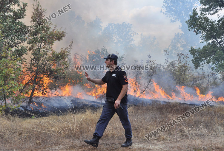 Митко Чакалов тичаше преди екипите, за да огвледа ситуацията и даде наставленияза действие