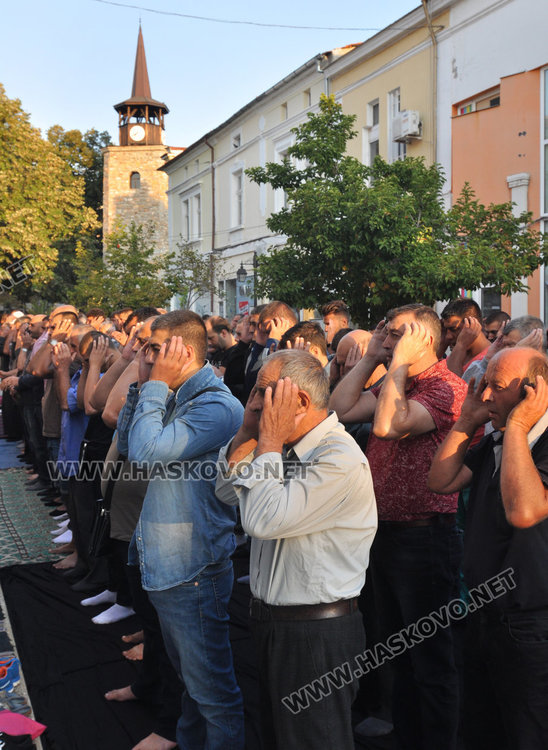Джамията в Хасково отесня за Байрама, молят се на улицата