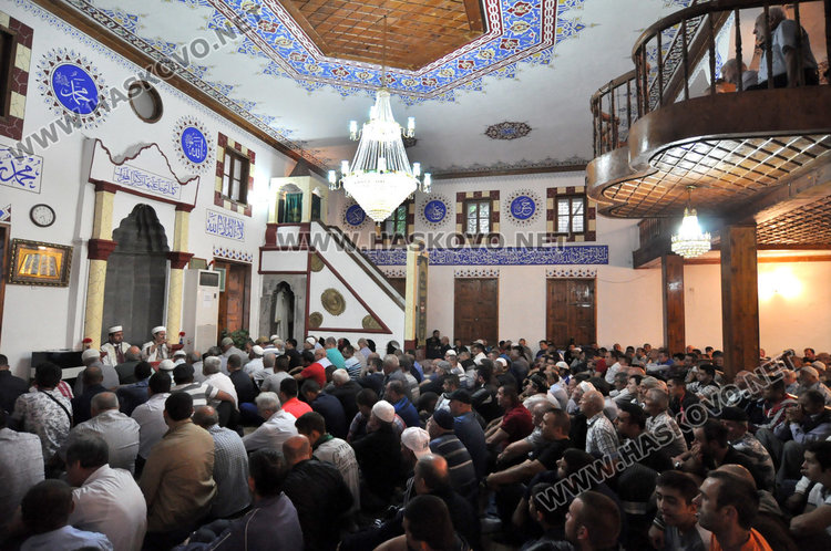 Джамията в Хасково отесня за Байрама, молят се на улицата