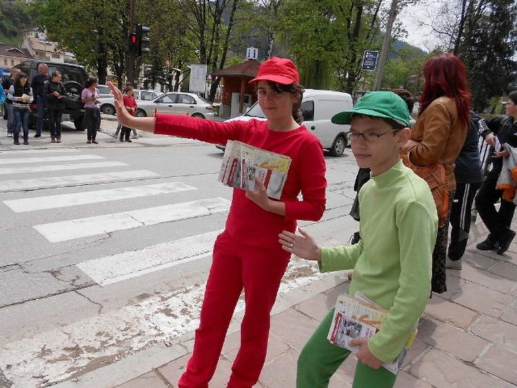 В кампания за опазване на децата на пътя, полицаи и доброволци раздават брошури на шофьорите