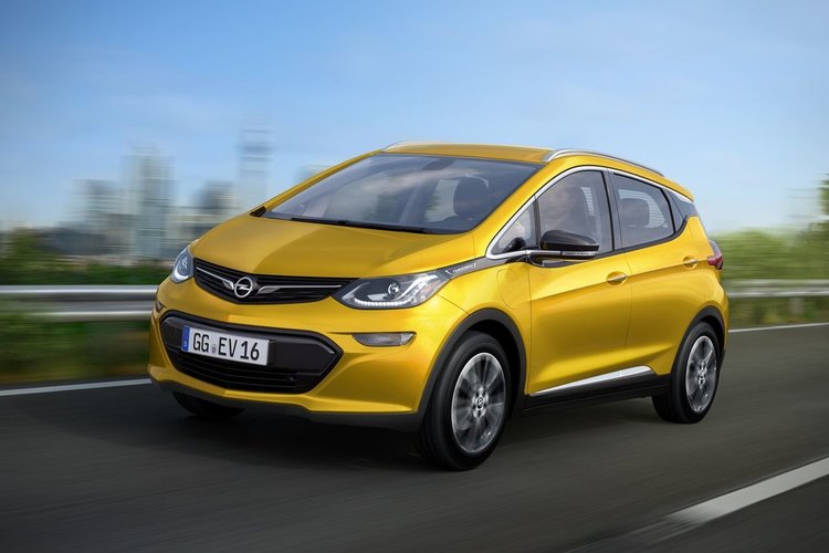 Chevrolet Bolt EV изминaва повече километри с едно зареждане от Tesla Model 3